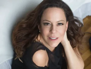 Bebel Gilberto: “Violeta Parra fue la que presentó a mi papá y mi mamá”