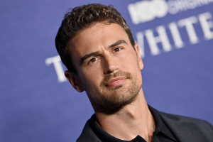 Theo James en The Bookie & the Bruiser: Nuevo Protagonista