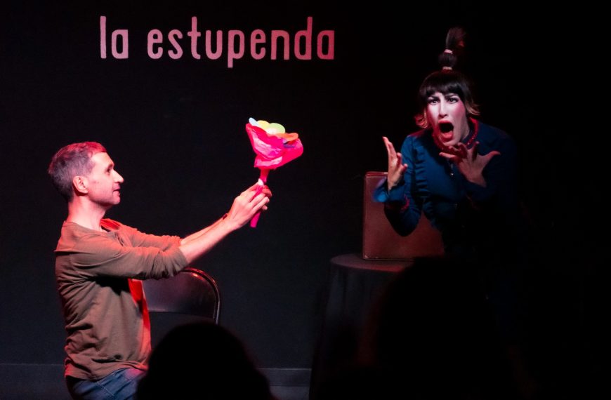 Clara Pérez Fraga: La Innovadora Comedia que Deconstruye el Amor